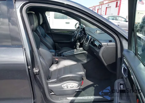 2017 Porsche Macan Gts z USA, uszkodzony, nr VIN WP1AG2A53HLB50392